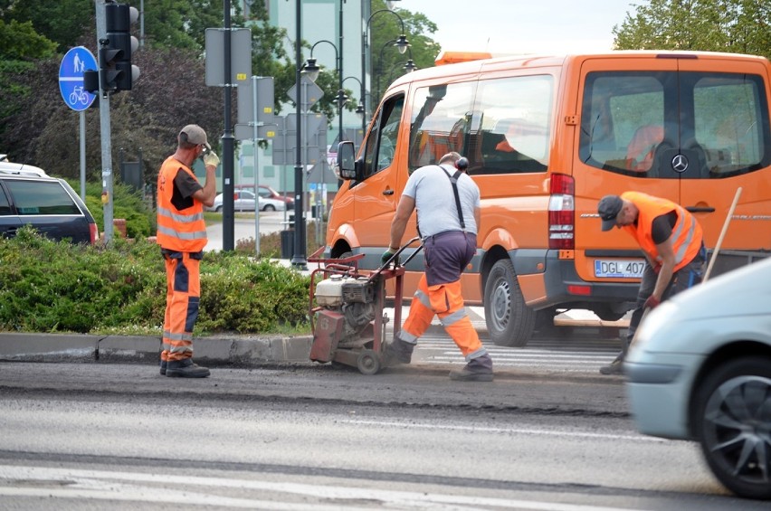 Głogów: Uwaga kierowcy! Ruszyła wymiana nawierzchni na ulicy Brama Brzostowska, od dużego ronda w kierunku mostu