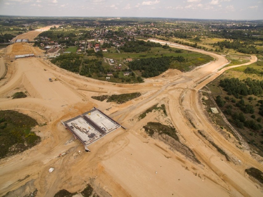 Autostrada A1 pod Kłobuckiem. Tony piachu po horyzont ZDJĘCIA Z DRONA 