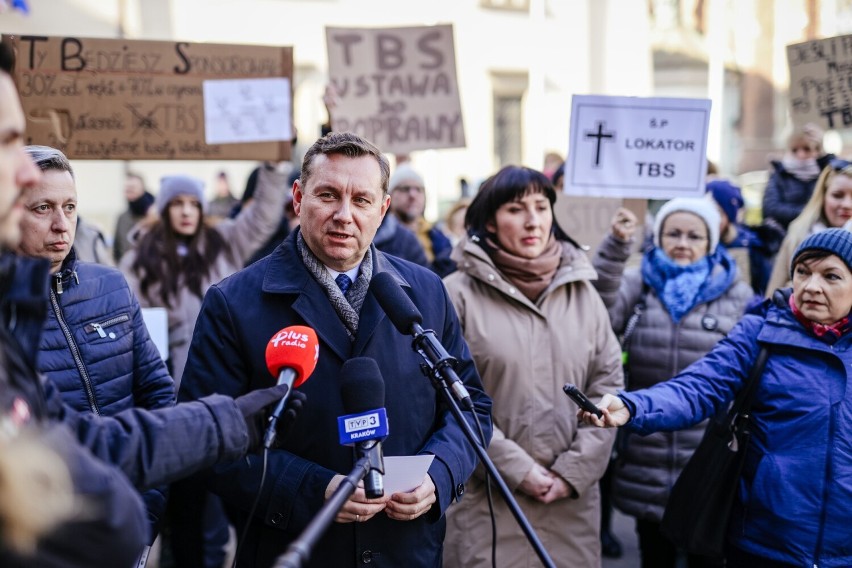Kraków. Lokatorzy mieszkań TBS nie chcą kolejnych podwyżek czynszów. Protestowali pod UMK