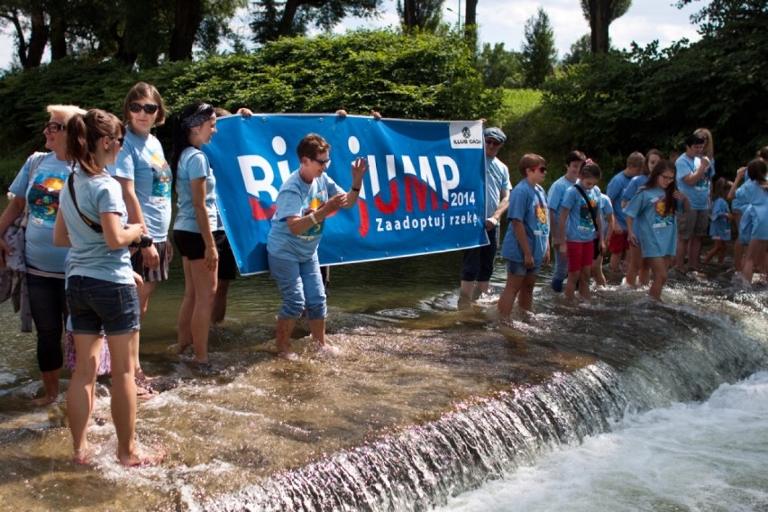 Big Jump 2014: Wspólne wchodzenie do wody odbyło się w 50 polskich miastach