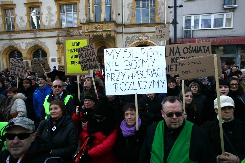 Strajk Kobiet w Łodzi. Protest 8 marca na Piotrkowskiej