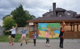 Gmina Gizałki. Teatr "Maska" z Krakowa zaprezentował dzieciom spektakl zatytułowany „Prastara Książnica – Skarb i Tajemnica”