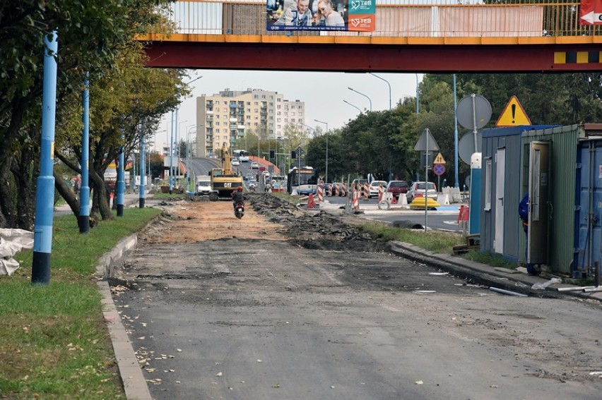 Przebudowa alei Piłsudskiego,  odkryto przedwojenną kostkę brukową w Legnicy [ZDJĘCIA]