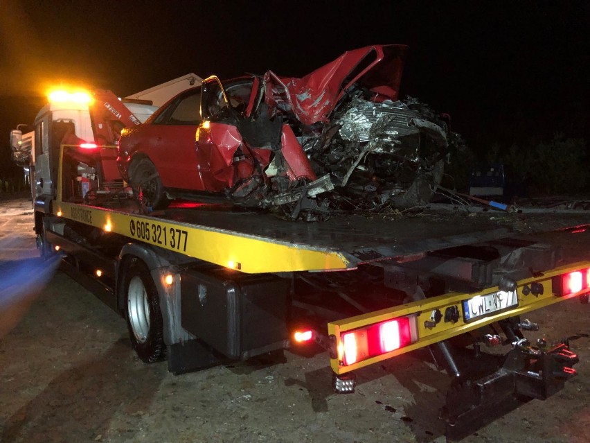 Wypadek na drodze Włocławek - Radziejów. Audi uderzyło w drzewo [zdjęcia]