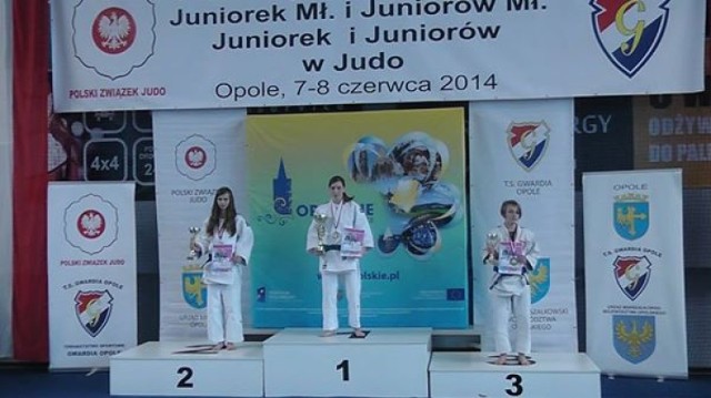 Justyna Kuna waga 44 kg zawodniczka Akademii Judo Rzeszow na najwyzszym stopniu podium w Opolu 2014