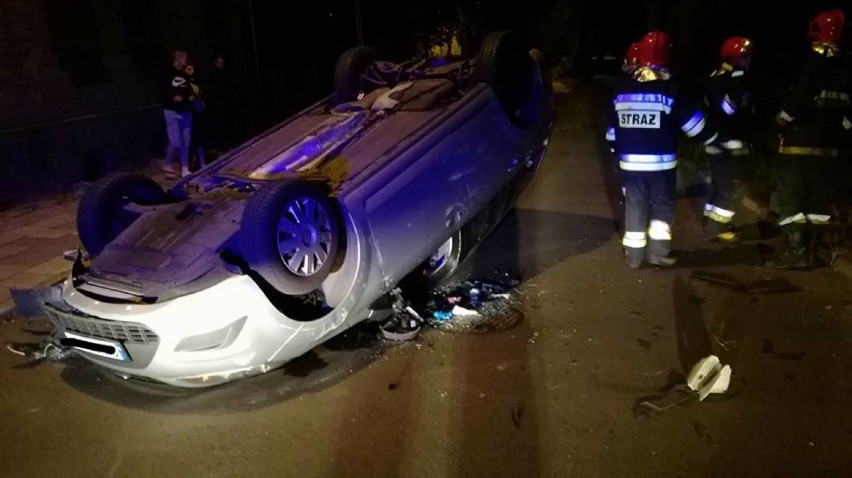 Katowice: Samochód dachował na Grodowej. Kierowca pijany [ZDJĘCIA]