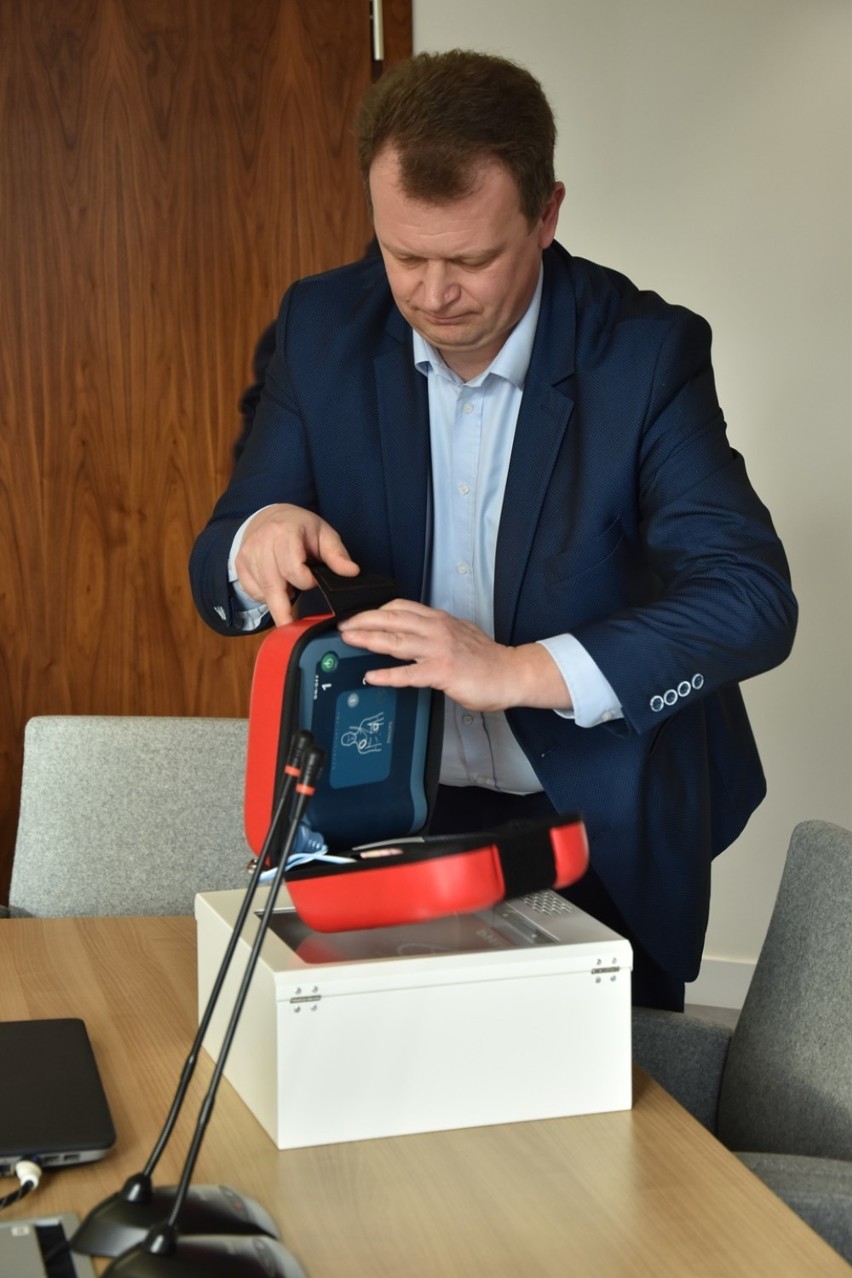 Gmina Śrem kupiła kolejne dwa defibrylatory AED dla szkół...