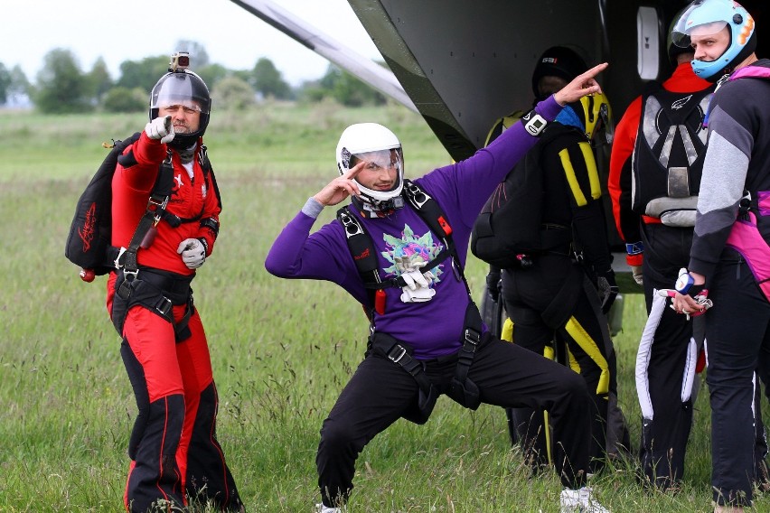 Skoki spadochronowe w Piotrkowie - ruszył sezon 2020 na lotnisku - strefa zrzutu Sky Force [ZDJĘCIA, WIDEO]
