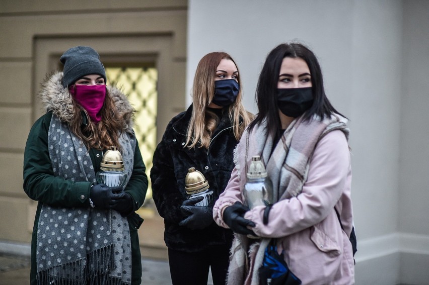 Leszno. Strajk kobiet - protest przeciwko zakazowi aborcji przeszedł pod siedzibę PiS w Lesznie [ZDJĘCIA i FILM]