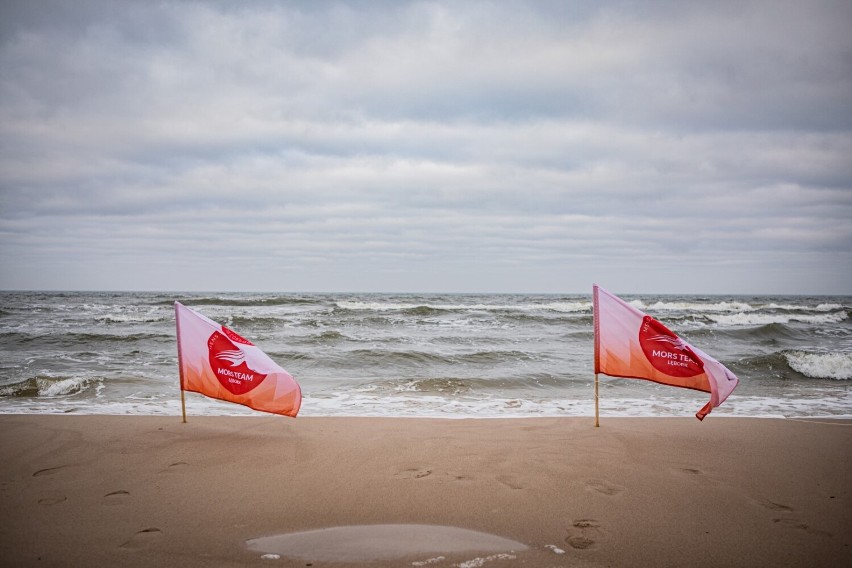 Łeba. Członkowie Mors Team Lębork nowy rok przywitali zimną kąpielą w Bałtyku