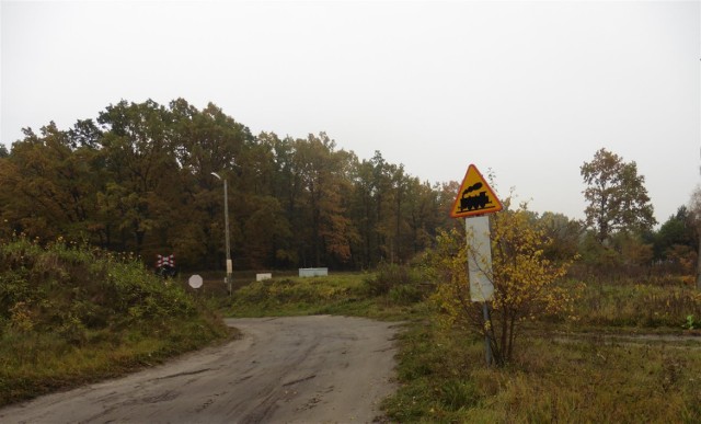 Niestrzeżony przejazd kolejowo-drogowy w miejscowości Kosów przy ul. Batorówka jest dosyć często uczęszczany