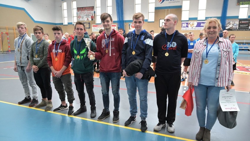 Krosno Odrzańskie. Młodzi piłkarze walczyli w I Turnieju Piłki Nożnej Halowej „Piątki Piłkarskie” 