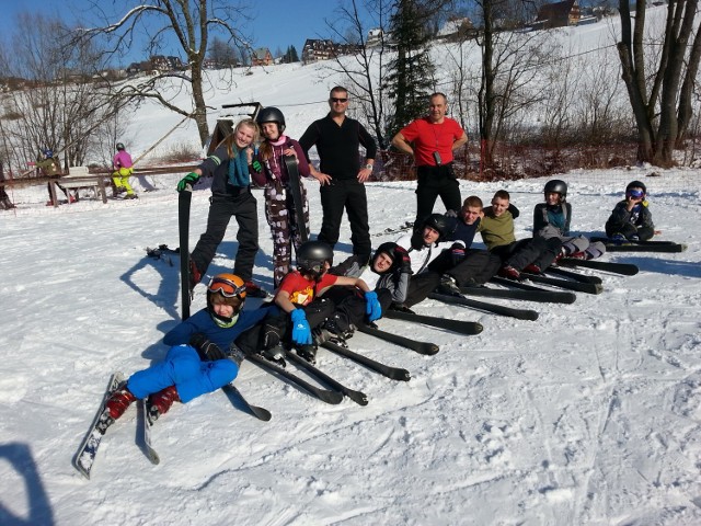 Młodzież i opiekunowie z grudziądzkiej placówki na pierwszym obozie narciarskim. Czy w tym roku uda się im także wyjechać?