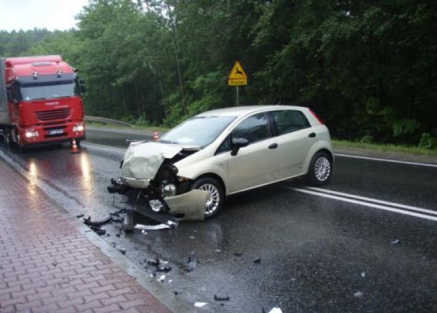 Wypadek w Starachowicach. Zderzyły się dwa samochody