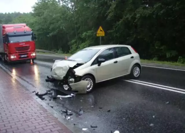 Wypadek w Starachowicach. Zderzyły się dwa samochody