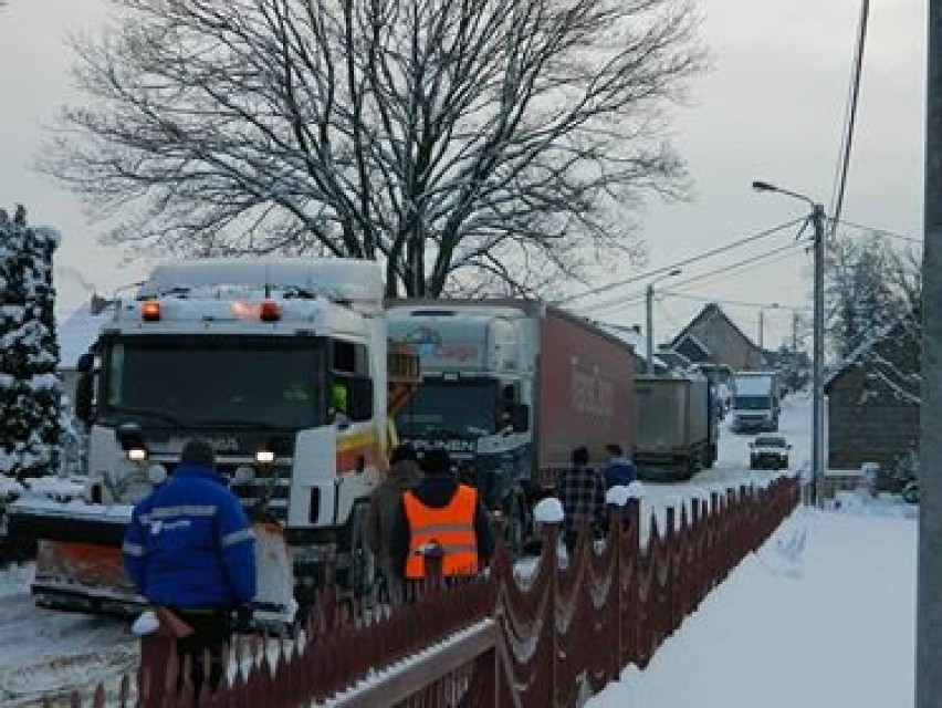 Dramat na drogach. Służby nie radzą sobie z usuwaniem śniegu