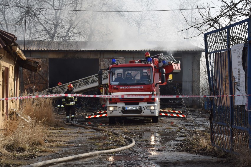 Pożar hali przy ulicy Grunwaldzkiej w Zawierciu [ZDJĘCIA]