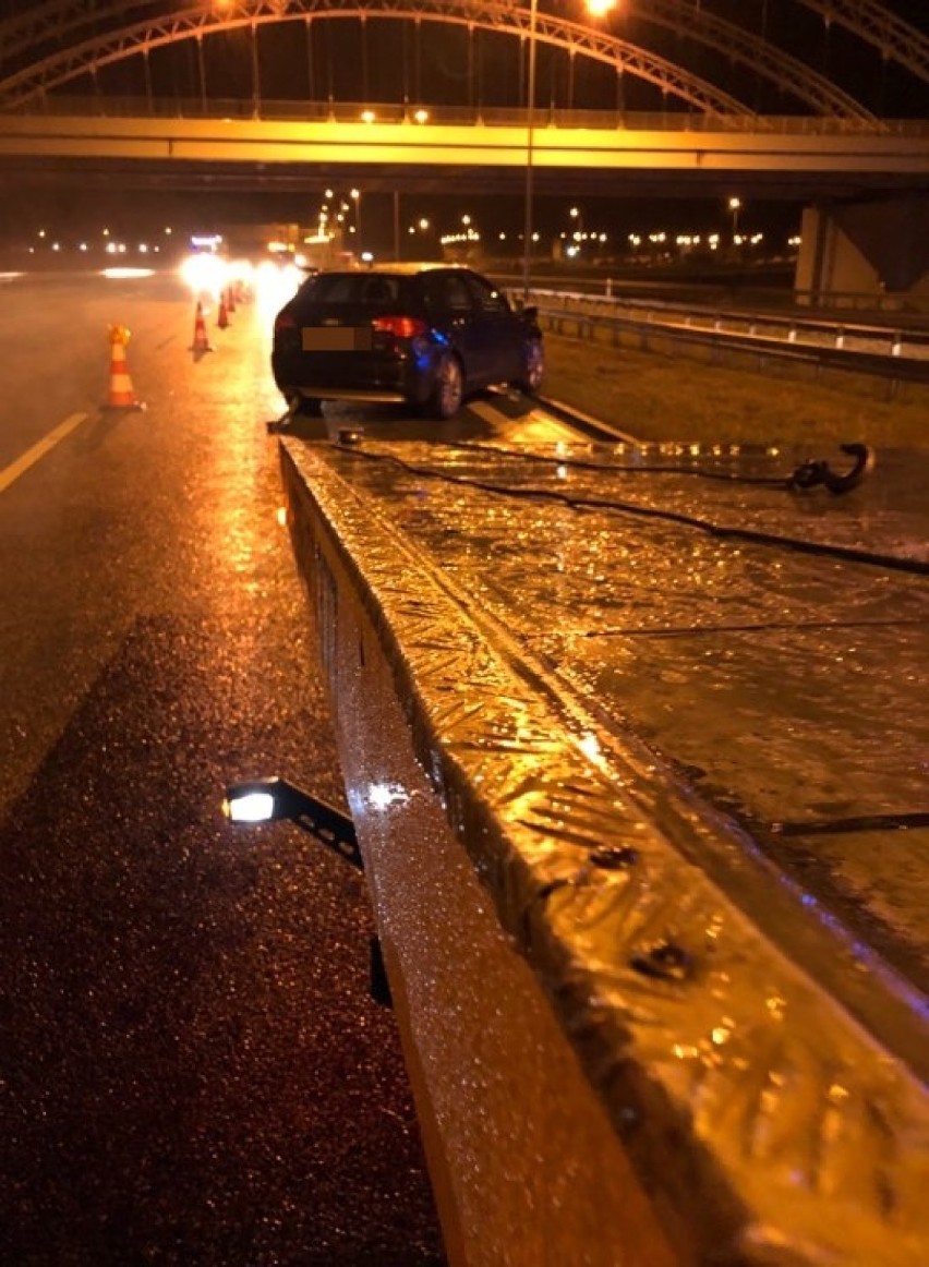 Wypadek na autostradzie A1 pod Włocławkiem. Audi uderzyło w bariery [zdjęcia]