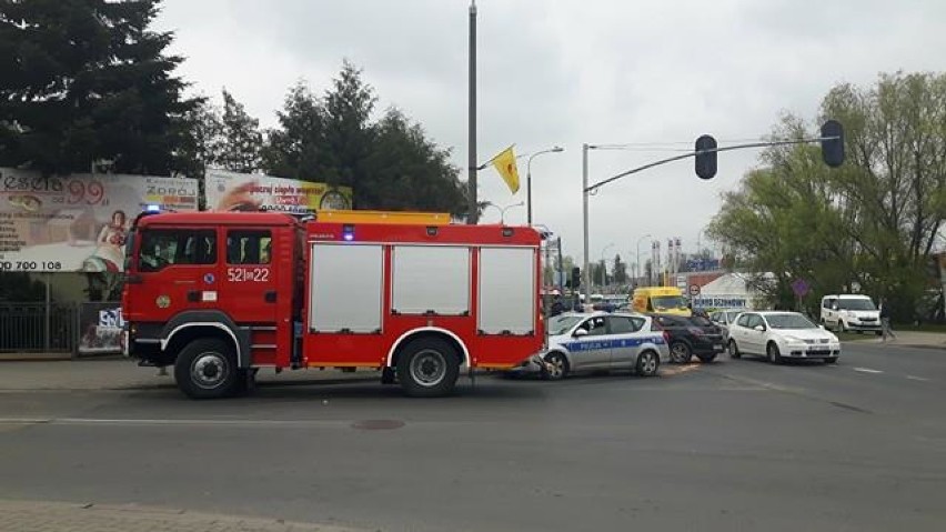 Starogard Gd. Auto rozbiło się przy markecie  Carrefour [ZDJĘCIA]