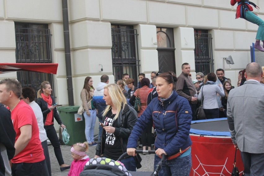 Majówka w Głogowie. Mieszkańcy stworzyli żywą flagę [FOTO]