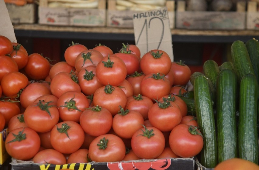 Pomidory malinowe cały czas utrzymują się w cenie 12.90 za...