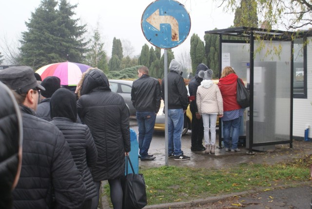 Oburzenie, jakie wywołał nowy dzierżawca parkingu przy szpitalu kaliskim oraz naciski na dyrekcję lecznicy przyniosły pożądany skutek. Dzierżawca wycofał się ze swojego niefortunnego pomysłu i ustalił nowe opłaty  za korzystanie z parkingu. Nie wszyscy są zadowoleni.

Zobacz więcej: Parking przy szpitalu w Kaliszu po nowemu. Nie wszyscy są zadowoleni [FOTO]