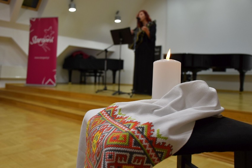 W szkole muzycznej w Stargardzie był koncert poświęcony pamięci ofiar wielkiego głodu na Ukrainie. Pięknie zaśpiewała Hanna Tiekuczewa