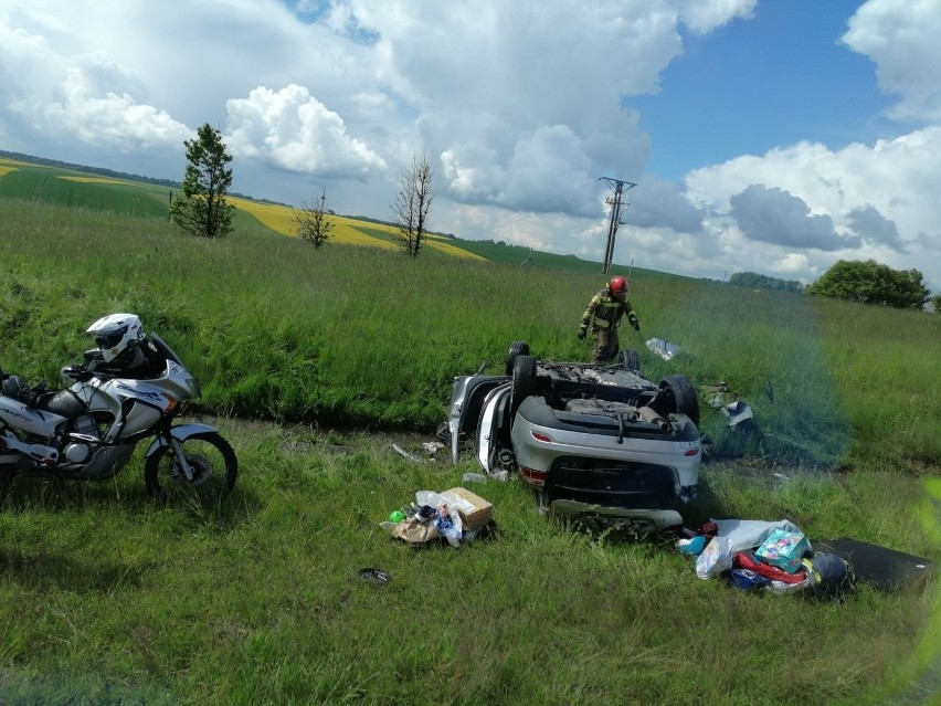 Wypadek na autostradzie A4. Dachowanie auta. Ranne cztery...