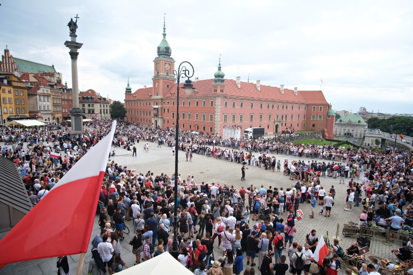 Żywy Znak Polski Walczącej na Placu Zamkowym. Mieszkańcy oddali hołd bohaterom Powstania Warszawskiego
