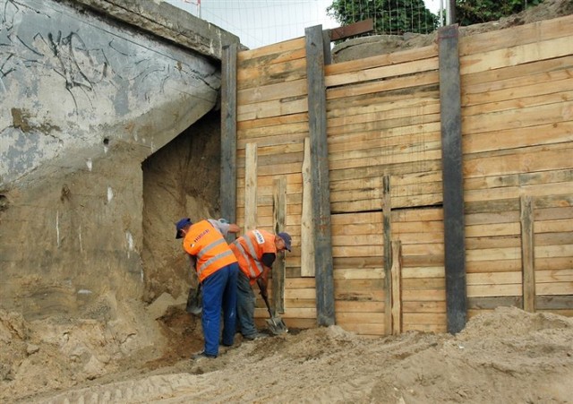 Pracownicy firmy Drogtom przygotowują szalunki do betonowania. Otwór na przejście pod torami wykonają maszyny