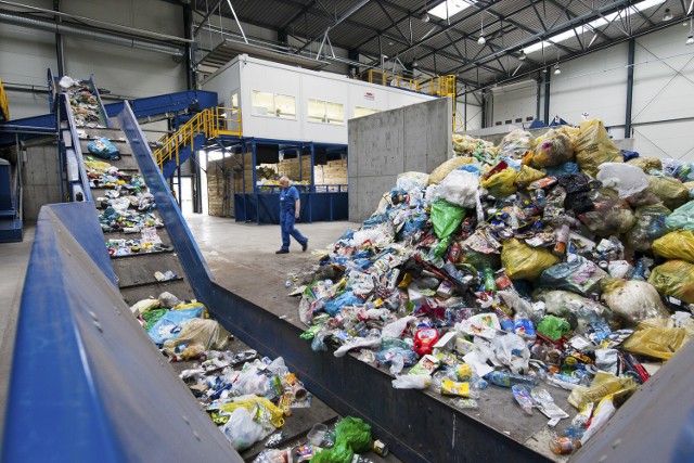 Od teraz śmieci wyprodukowane przez trzecie i kolejne dzieci zostaną zabrane na wysypisko w Sulnówku bez opłat.