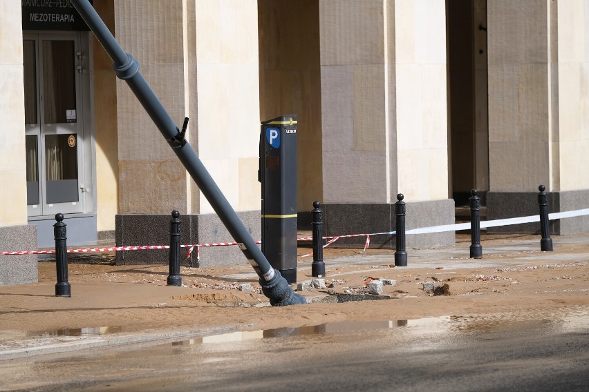 Awaria wodociągu w Warszawie. Woda zalała Krakowskie Przedmieście. Utrudnienia w komunikacji miejskiej 