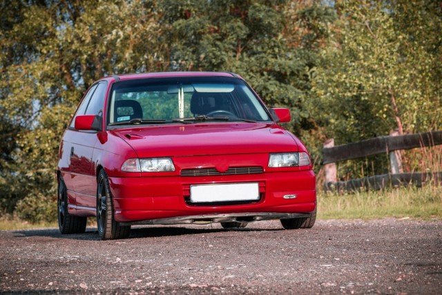 Informacje AAA AUTO oparte są o dane dotyczące sprzedaży aut używanych w komisach, na stronach internetowych oraz u dealerów samochodów używanych.

- W grudniu 2022 roku, podobnie jak w poprzednich miesiącach, na rynek napływało coraz więcej ofert aut młodych, dzięki czemu obniżyły się mediana wieku i mediana przejechanych kilometrów. Z przeprowadzonej przez nas analizy wynika, że na rynku wtórnym jedyną grupą samochodów, których liczba ofert sprzedaży powiększyła się w ciągu ubiegłego roku, są właśnie niemal nowe auta, w wieku do 4-5 lat - mówi Karolina Topolova, dyrektor generalna i prezes zarządu AURES Holdings, operatora międzynarodowej sieci autocentrów AAA AUTO.

Największy wzrost ofert miał miejsce wśród samochodów, które zostały wyprodukowane w latach 2017-2018, aż o 4 113 ofert. W samym listopadzie 2022 roku oferowano do sprzedaży 22 766 aut w wieku 4-5 lat.

Oto najpopularniejsze modele aut oferowanych na sprzedaż na rynku wtórnym w grudniu 2022 roku >>>>>