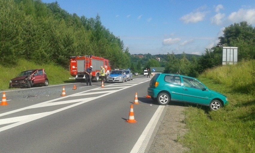 Jaszczurowa. Zderzyły się dwa samochody, dwie osoby ranne [ZDJĘCIA]