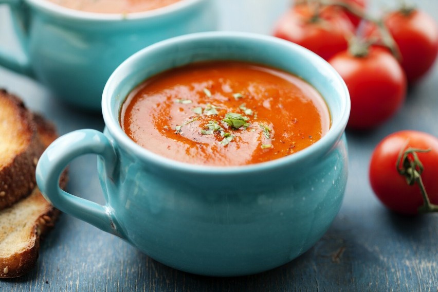 Dieta imitująca post (FMD) uwzględnia roślinne zupy typu...