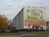 KRÓTKO: Reklama - wizualizacja muzeum w kształcie kopca pojawiła się na budynku byłego hotelu