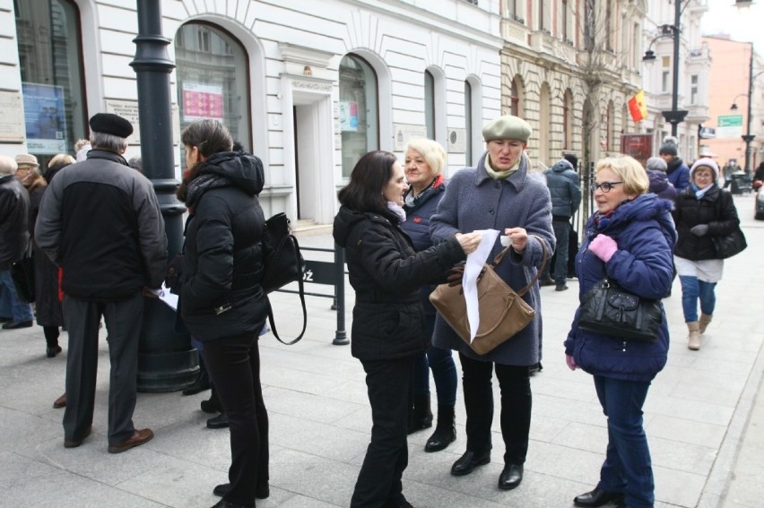 Protestują przeciw podwyżkom czynszu na Olechowie i Janowie. Pikieta przed Urzędem Miasta [ZDJĘCIA]