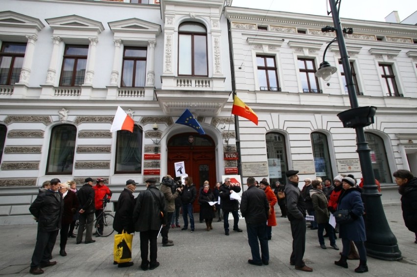 Protestują przeciw podwyżkom czynszu na Olechowie i Janowie. Pikieta przed Urzędem Miasta [ZDJĘCIA]