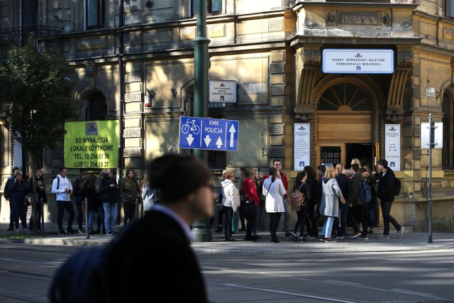 Kolejki do Punktów Sprzedaży Biletów MPK w Krakowie