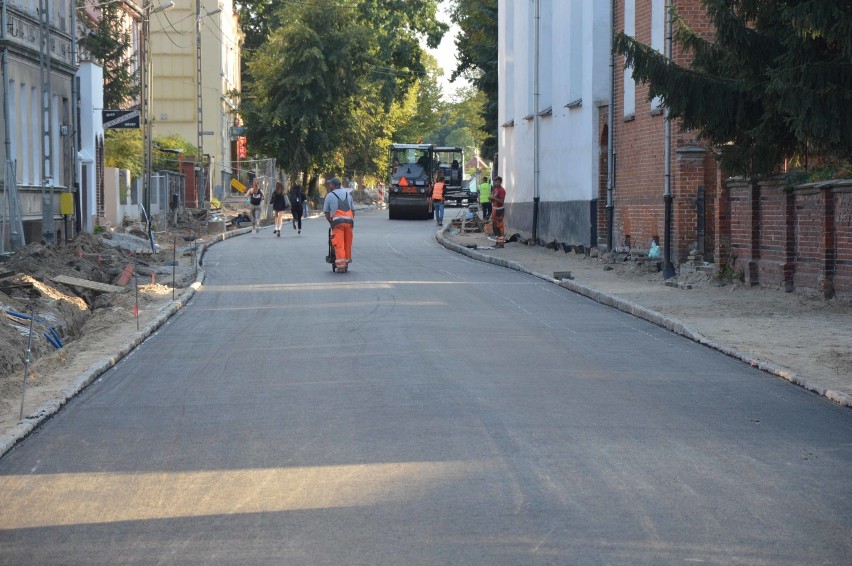 Malbork. Na ul. Słowackiego kładą już asfalt [ZDJĘCIA]. Remont zmierza ku końcowi