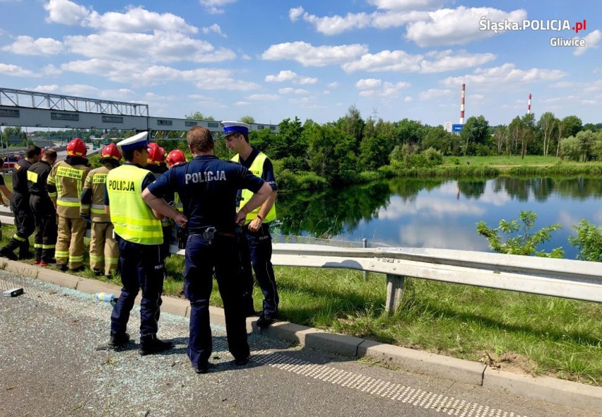 Wypadek przy zjeździe z DTŚ w Gliwicach. Samochód spadł ze skarpy i koziołkując wpadł do stawu [WIDEO]
