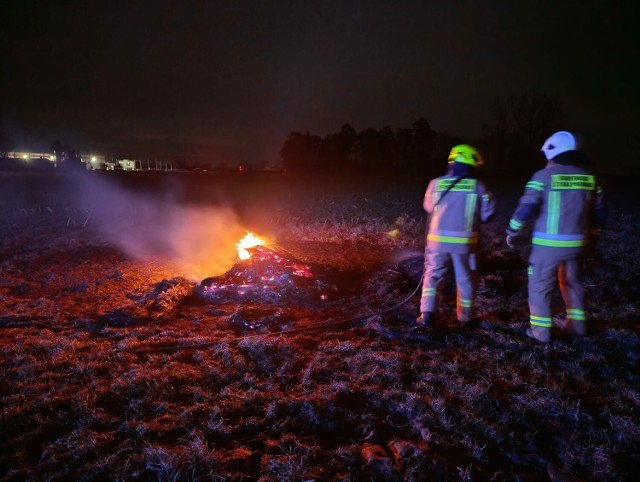 Strażacy gasili płonące opony