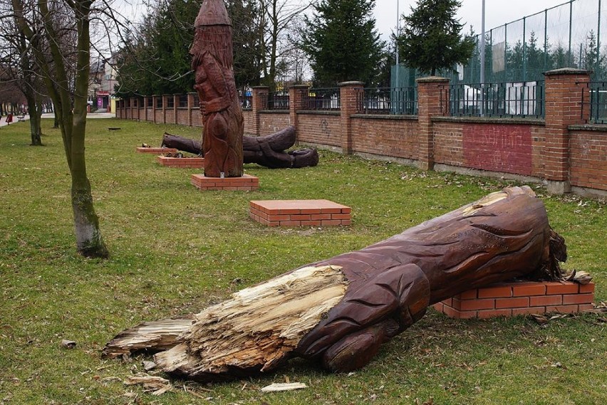 Zniszczone rzeźby w Opocznie: Skutek wiatru czy akt wandalizmu? [ZDJĘCIA]
