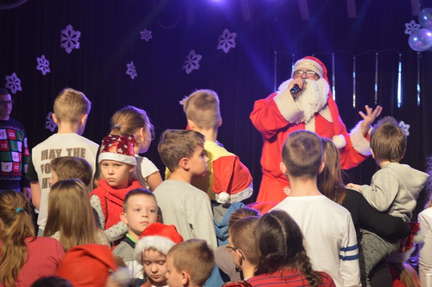 Dzieci spotkały się ze Świętym Mikołajem w Kartuskim Centrum Kultury - ZDJĘCIA, WIDEO