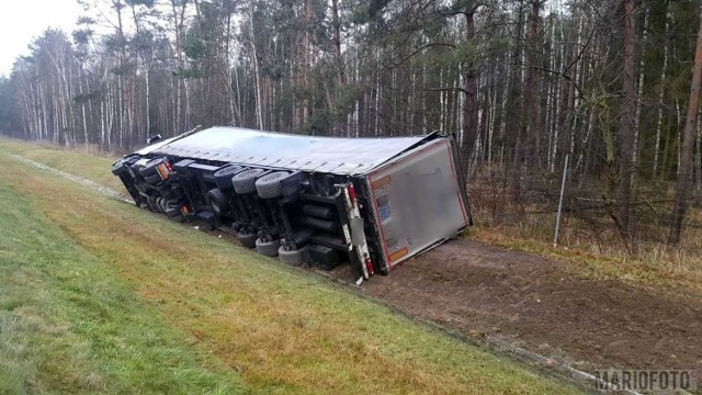 Ciężarówka wypadła z autostrady A4 pod Opolem. Kierowca ukarany mandatem