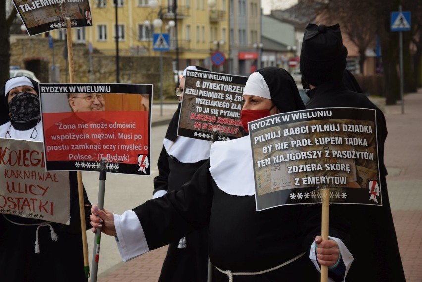 Demonstracja w Wieluniu. Przebrani za księży i zakonnice protestowali przed kolegiatą. Spodziewali się wizyty o. Rydzyka ZDJĘCIA