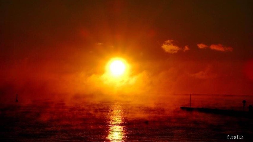 Mgła nad Zatoką Pucką - klimatyczny Puck w promieniach słońca i zmysłowych oparach | ZDJĘCIA