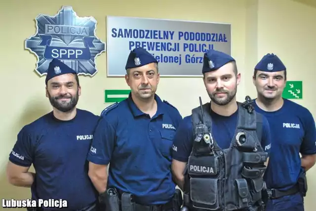 Po ponad godzinnych poszukiwaniach policjanci (mł. asp. Cezary Majchrzak, sierż. szt. Sebastian Książek, post. Paweł Wietrzyński, post. Bartosz Biazik) odnaleźli zaginionego mężczyznę w zaroślach na terenie jednej z pobliskich miejscowości. Młody mężczyzna trafił pod opiekę lekarzy.