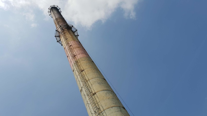 Wysadzenie komina ciepłowni w Strzelcach Opolskich. Do wyburzenia 80-metrowego obiektu użyto 11 kilogramów materiałów wybuchowych
