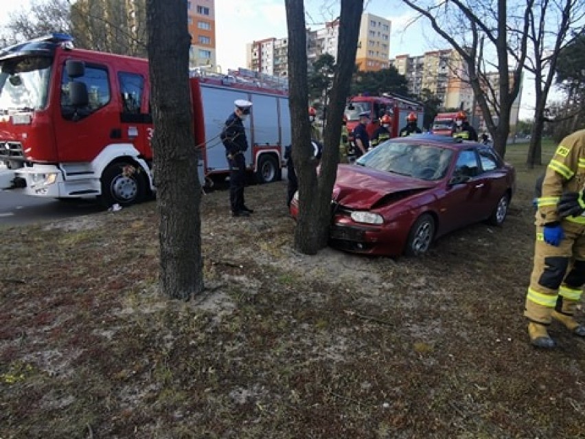 Wypadek we Włocławku. Kierujący samochodem marki Alfa Romeo uderzył w drzewo [zdjęcia]